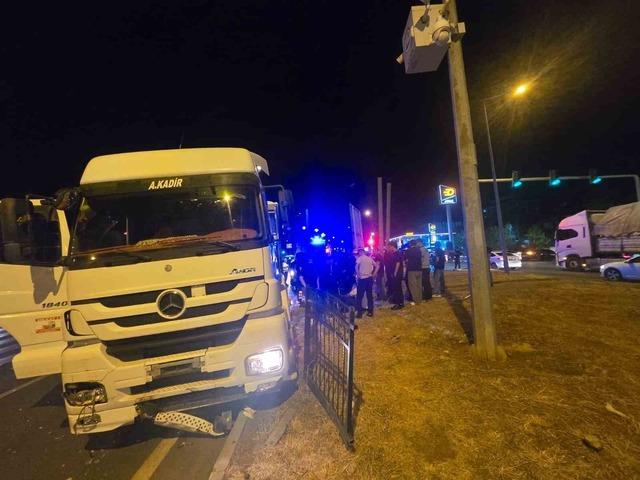 Bingöl’de otomobil ile tır çarpıştı: 5 yaralı 4