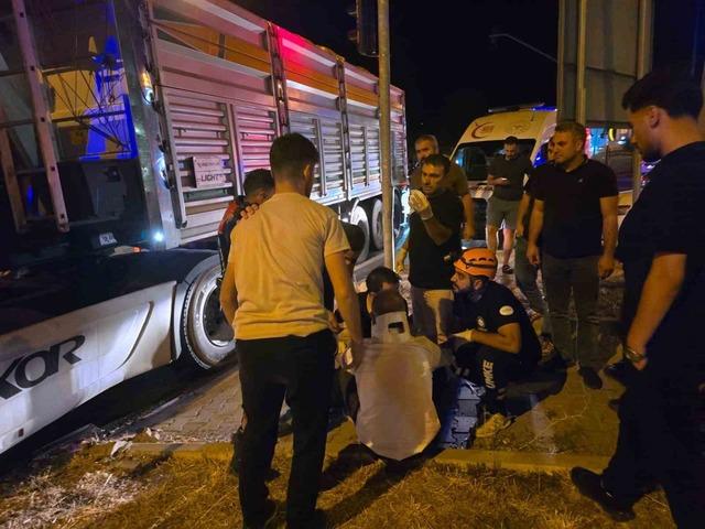 Bingöl’de otomobil ile tır çarpıştı: 5 yaralı 2