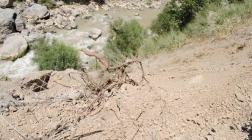 Şehit uzman &ccedil;avuşun cenazesi Zap suyunda aranıyor