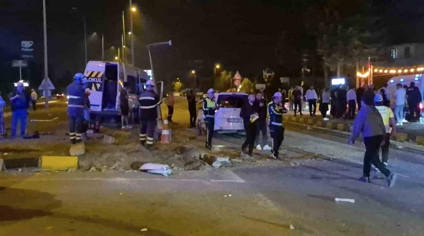 D&uuml;ğ&uuml;n d&ouml;n&uuml;ş&uuml; feci kaza! 21 yaralı