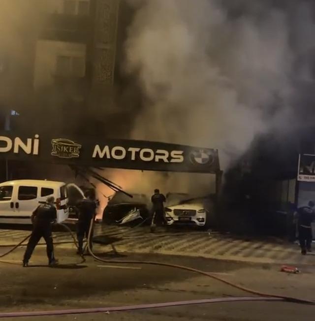 Antalya’da oto galeride yangın: 4 araç ve apartman hasar gördü 8