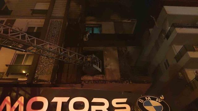 Antalya’da oto galeride yangın: 4 araç ve apartman hasar gördü 5