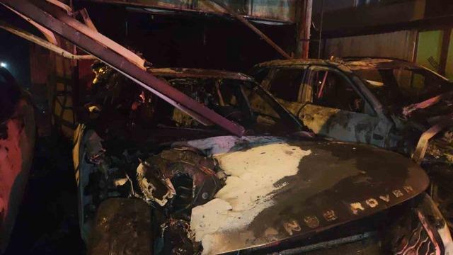 Antalya’da oto galeride yangın: 4 araç ve apartman hasar gördü 4