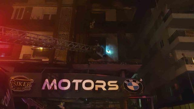 Antalya’da oto galeride yangın: 4 araç ve apartman hasar gördü 3