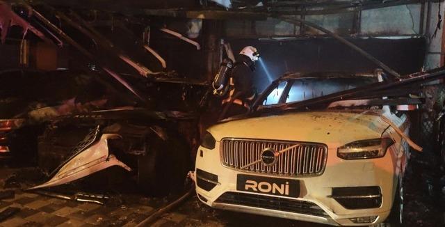 Antalya’da oto galeride yangın: 4 araç ve apartman hasar gördü 2
