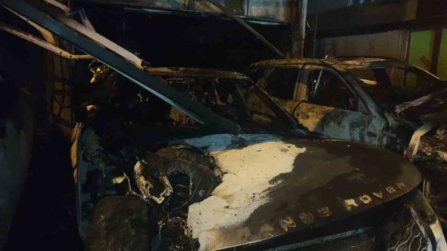Antalya’da oto galeride yangın: 4 araç ve apartman hasar gördü 1