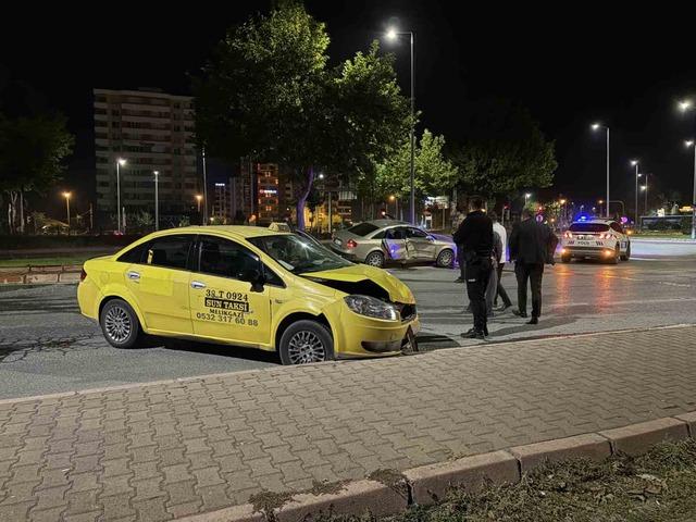 Kayseri&rsquo;de ticari taksi otomobil ile &ccedil;arpıştı: 1 yaralı 3