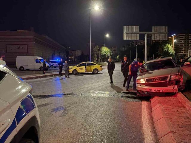 Kayseri&rsquo;de ticari taksi otomobil ile &ccedil;arpıştı: 1 yaralı 2