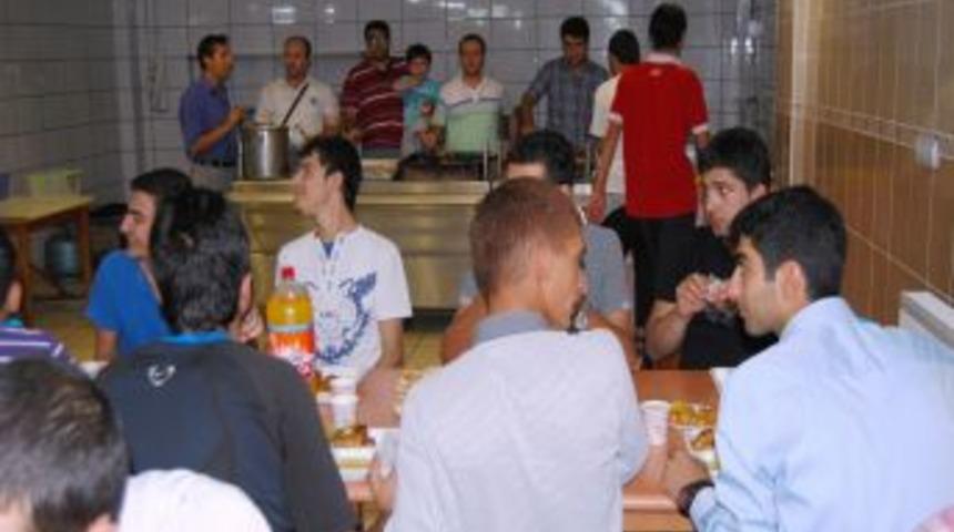 FEM Dershanesinin başarılı &ouml;ğrencileri iftarda buluştu