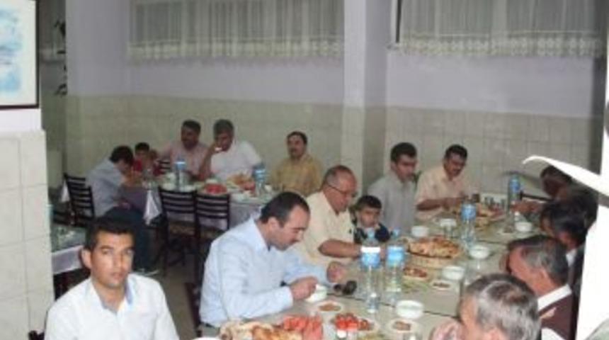 Eğitim g&ouml;n&uuml;ll&uuml;lerinin aileleri iftarda buluştu
