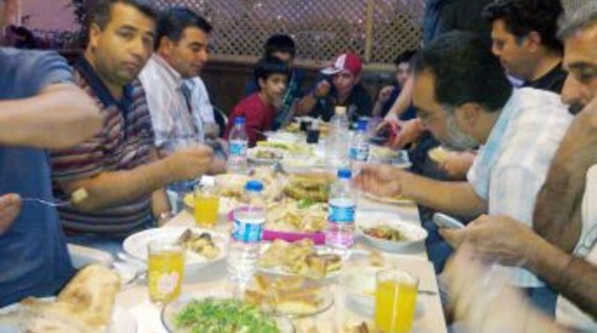 Ramazan vesile oldu, site sakinleri iftarda buluştu