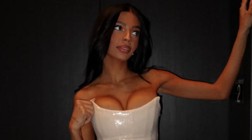 Layla Taylor g&ouml;ğ&uuml;slerini b&uuml;y&uuml;t&uuml;nce sosyal medyanın diline d&uuml;şt&uuml;