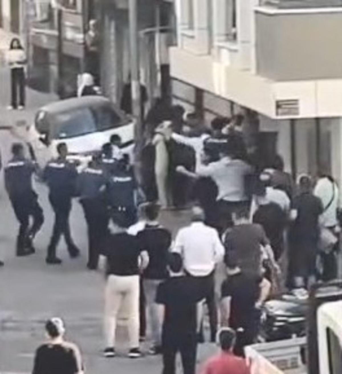 Yer: Sultangazi! Gelin alma t&ouml;reni tekmeli yumruklu kavgaya d&ouml;nd&uuml;... Polis biber gazı kullandı 3