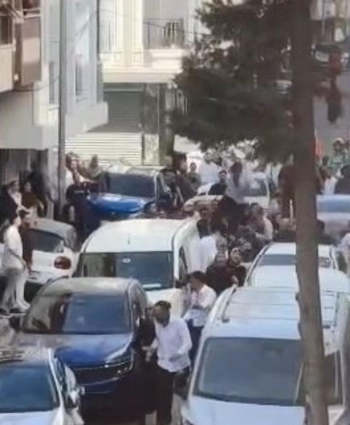 Yer: Sultangazi! Gelin alma t&ouml;reni tekmeli yumruklu kavgaya d&ouml;nd&uuml;... Polis biber gazı kullandı 1