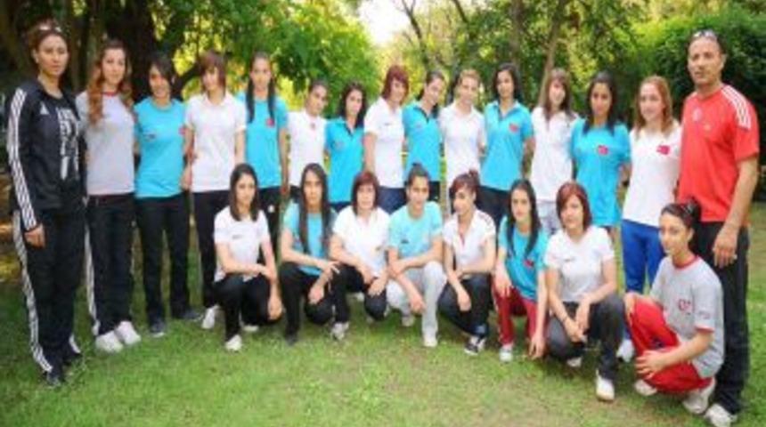 İzmirli bayan g&uuml;reş&ccedil;iler d&uuml;nya şampiyonasına gidiyor