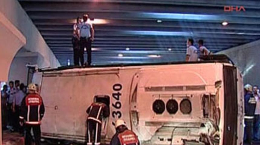 &Ccedil;evik kuvvet otob&uuml;s&uuml;ı devrildi: 11 yaralı