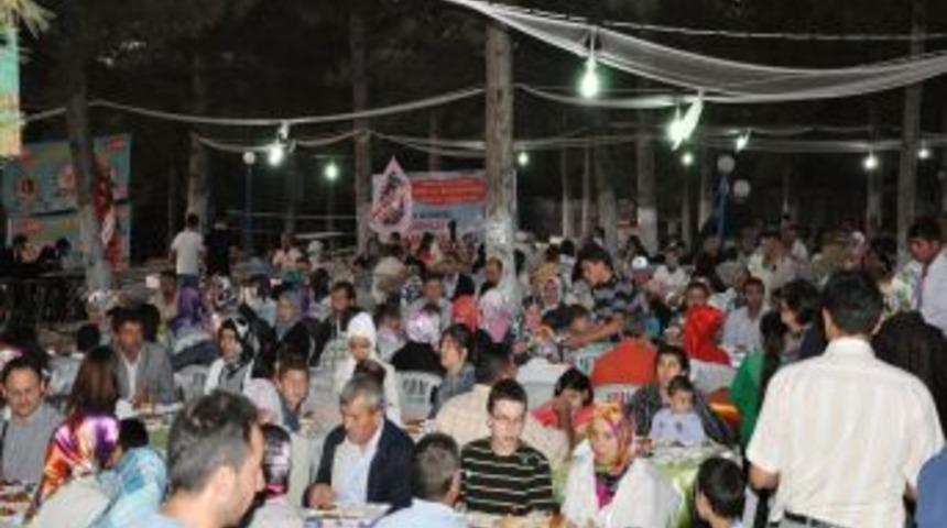 Ahi Dershanesi &ouml;ğrencileri iftarda buluştu