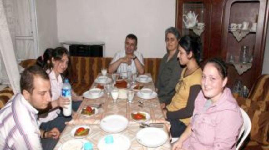 Vali Lekesiz Hataylı ailenin iftar sofrasına misafir oldu