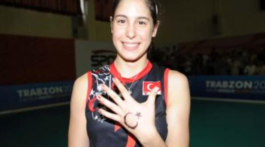 Milli voleybolcu &Ccedil;ağla Akın'ın 'Ay-yıldız' uğuru
