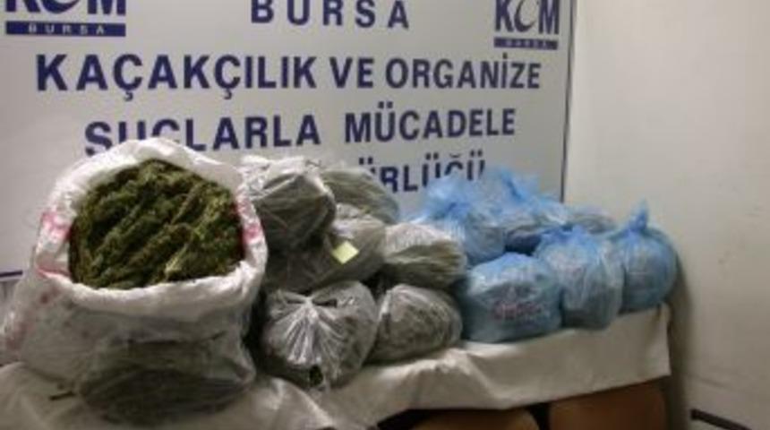 Polis, ş&uuml;pheli evin &ccedil;evresinde 5 saat bekledi, uyuşturucu tacirlerini yakaladı