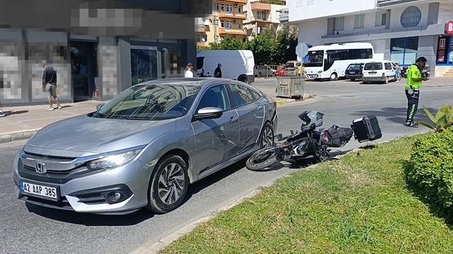 Motosiklet otomobile yandan çarptı: 1 yaralı 1
