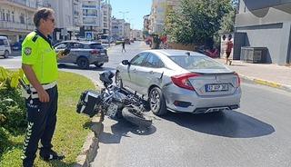 Motosiklet otomobile yandan &ccedil;arptı: 1 yaralı