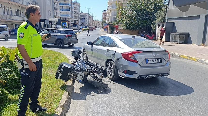 Motosiklet otomobile yandan &ccedil;arptı: 1 yaralı