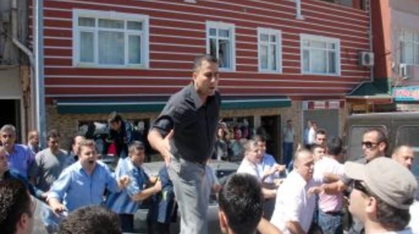 Sendika y&ouml;neticileri ile sivil grup arasında yumruklar havada u&ccedil;uştu