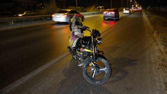 Manavgat’ta motosiklet yayaya çarptı: 1’i ağır 2 yaralı 5