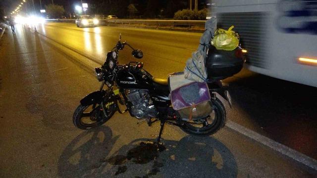 Manavgat’ta motosiklet yayaya çarptı: 1’i ağır 2 yaralı 4