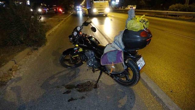 Manavgat’ta motosiklet yayaya çarptı: 1’i ağır 2 yaralı 2