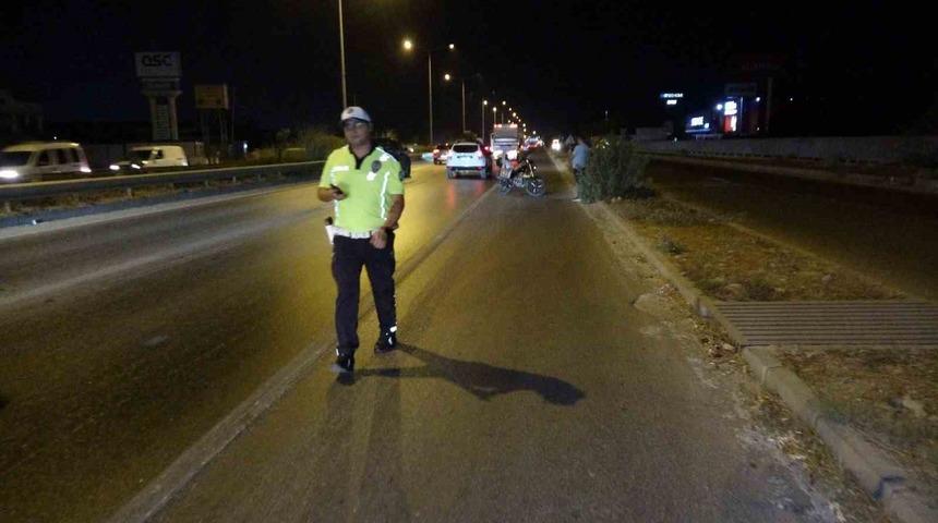 Manavgat&rsquo;ta motosiklet yayaya &ccedil;arptı: 1&rsquo;i ağır 2 yaralı