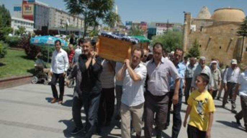 Gazeteci-Yazar Ahmet Tezcan'ın annesi vefat etti