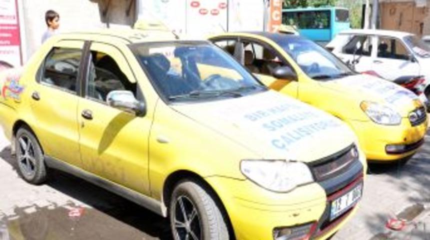 Taksi durağı &ccedil;alışanları kazan&ccedil;larını Somali'ye g&ouml;nderiyor