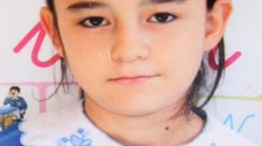 Evlerinin &ouml;n&uuml;nde otururken otomobilin &ccedil;arptığı Tuğba toprağa verildi