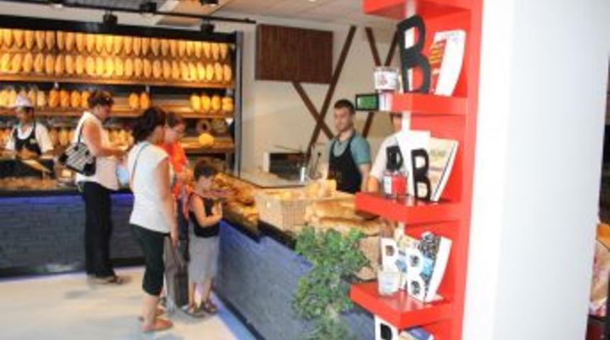 Ekmek kuyruğunda kitap okuyorlar