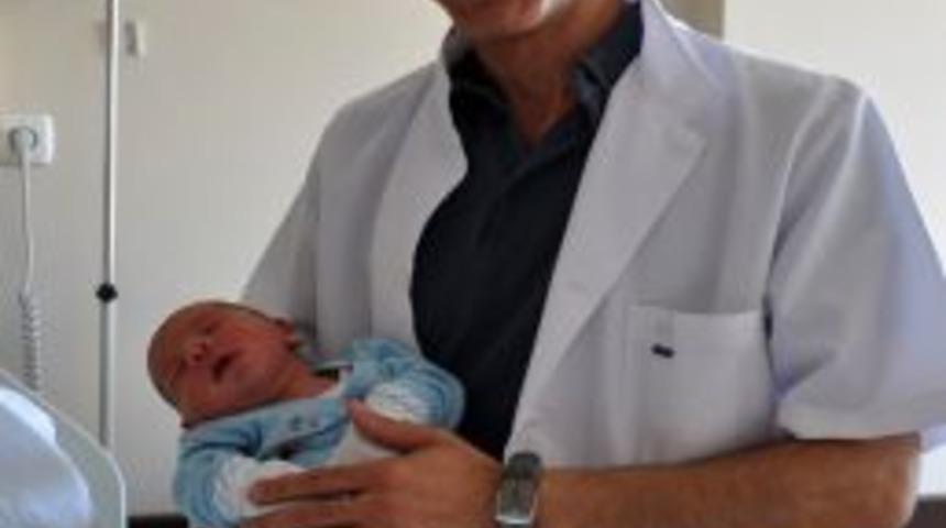 Mehmet bebek iki dişiyle doğdu