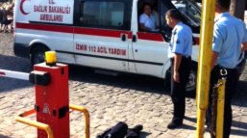 S&uuml;r&uuml;c&uuml;s&uuml; de kadın olan arabadan bir kadını yola attılar