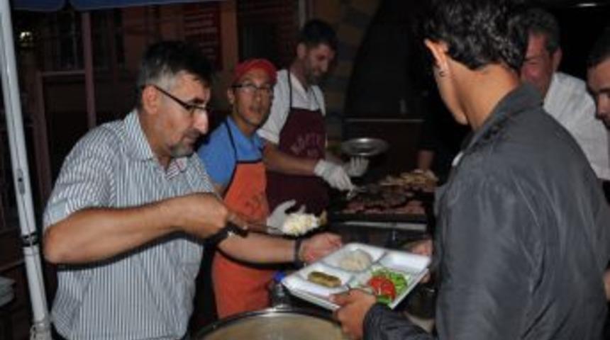 Gen&ccedil;ler Ramazan bereketini camide yaşıyor