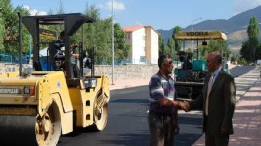 Başkan Korkut, &ccedil;ekici eline alarak yola taş d&ouml;şedi