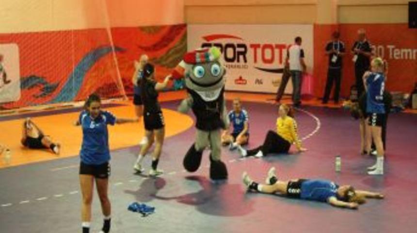 Hollandalı sporculardan kolbastılı galibiyet kutlaması