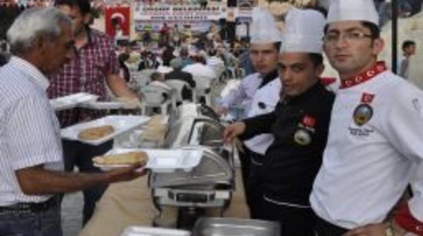 THM sanat&ccedil;ısı Vural, sahneye eşek &uuml;st&uuml;nde &ccedil;ıktı