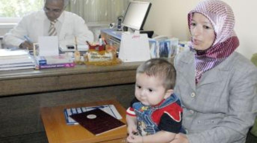 Profes&ouml;r, hastaları mağdur etmemek i&ccedil;in &uuml;cretsiz muayene yapıyor