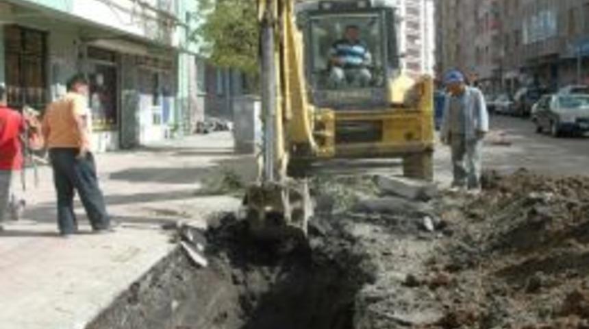 B&uuml;y&uuml;kşehir, asfaltı bozmadan t&uuml;nel sistemi ile altyapı &ccedil;alışmaları yapıyor