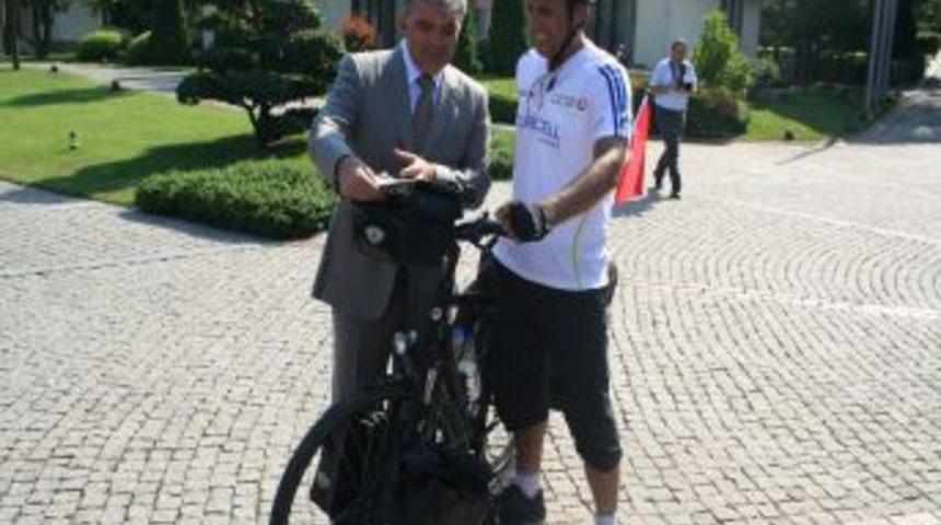 G&uuml;l, bisikletle Almanya'dan T&uuml;rkiye'ye gelen sporcuyu kabul etti