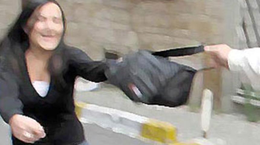 5 lirayı beğenmedi, &ccedil;antayı atıp ka&ccedil;tı!