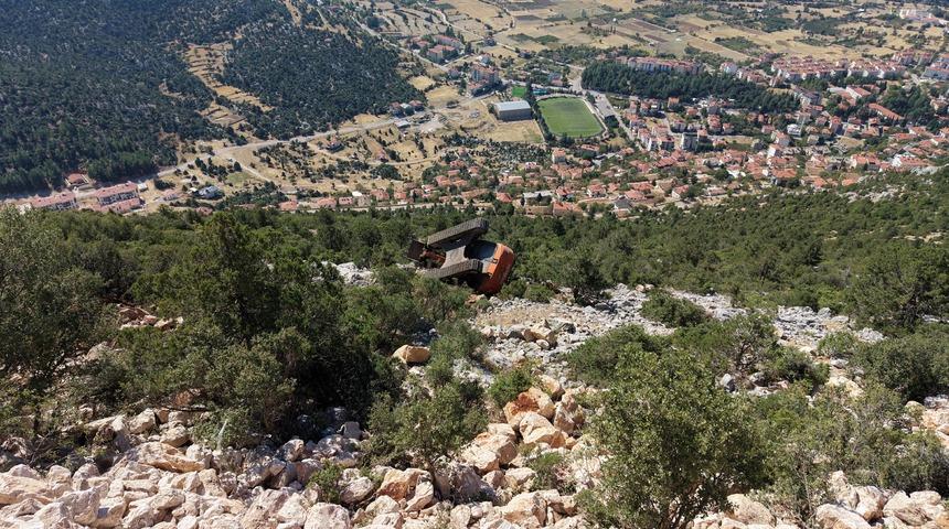 Antalya'da u&ccedil;uruma devrilen iş makinesinin operat&ouml;r&uuml; yaralandı