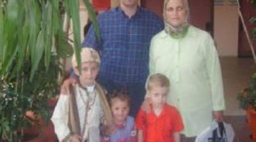 Karab&uuml;k'te kazada &ouml;len anne ve 2 &ccedil;ocuğu toprağa verildi