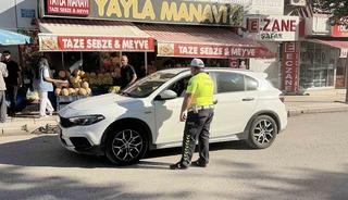 Polislerin g&ouml;z&uuml; &ouml;n&uuml;nde ters y&ouml;ne girdi, 10 bin lira ceza yedi