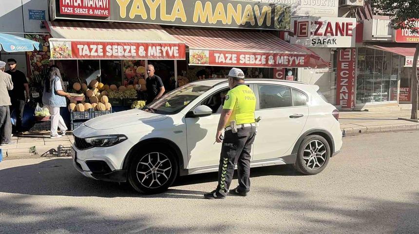 Polislerin g&ouml;z&uuml; &ouml;n&uuml;nde ters y&ouml;ne girdi, 10 bin lira ceza yedi